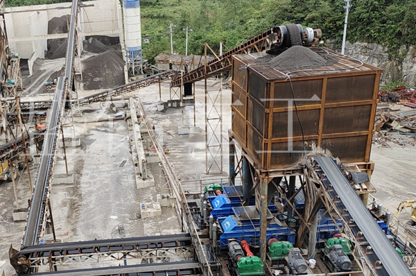 四臺(tái)華盛銘對(duì)輥制砂機(jī) 砂石生產(chǎn)線配備四臺(tái)對(duì)輥制砂機(jī)